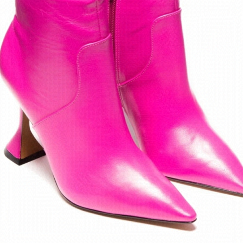 L’INTERVALLE  Barbie Pink booties NWT